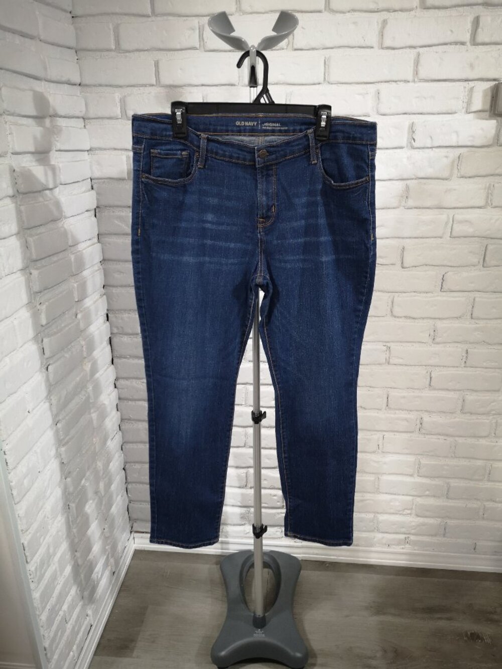 Old Navy Ladies Size 14 Short Medium Wash Original Mid Rise Blue Jeans Everyday